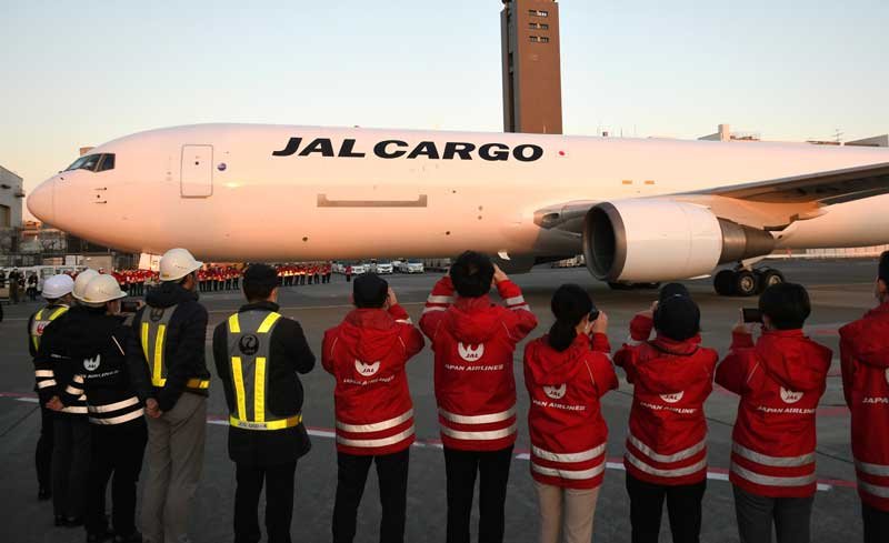 ＪＡＬ社員らが見守る中、成田空港に到着した貨物専用機＝１７日午後４時４０分ごろ、成田市