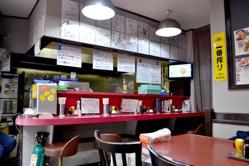 いかにも「町中華」という店内に並ぶサイン色紙＝船橋市