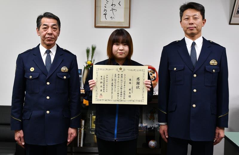 詐欺を未然に防ぎ、感謝状を贈られた篠塚さん＝香取署
