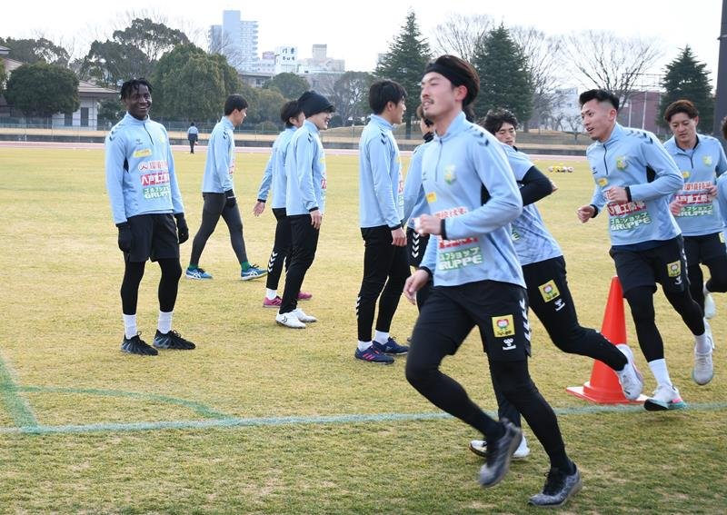 リーグ開幕を控えた事前キャンプで準備運動のランニングを行うヴァンラーレ八戸ＦＣの選手たち＝２３日、成田市
