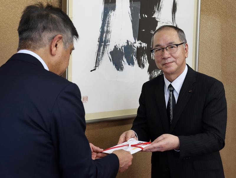 目録を手渡す高野副会長（右）
