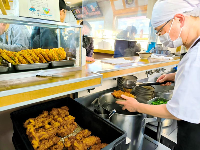 近くの工場で揚げられた唐揚げを乗せだしにこだわったつゆをかける＝我孫子市