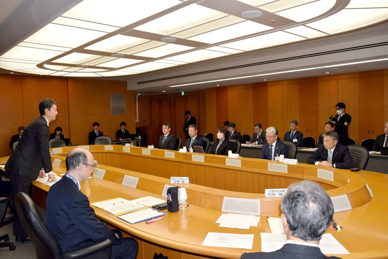 内房５市の各市長が出席した熊谷知事との意見交換会＝３０日、千葉県庁