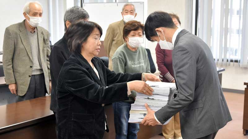 東葉高速鉄道の運賃値下げを求める署名を県に提出する住民団体メンバー＝１４日、千葉県庁