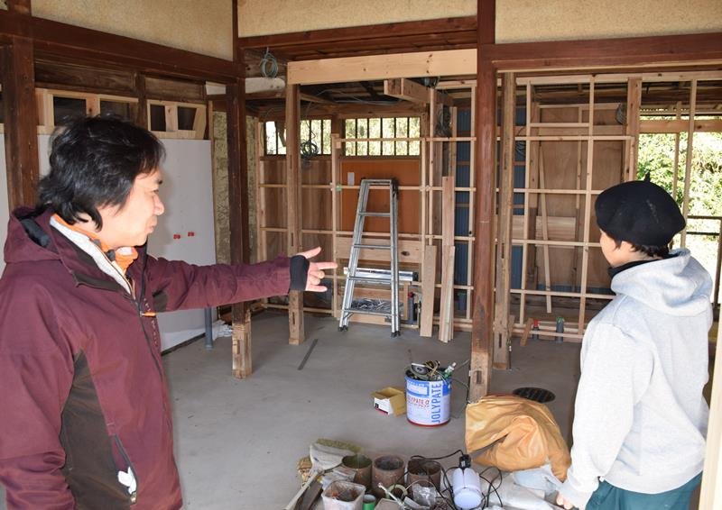 「薫製ビール」長柄の名産に　杉活用し醸造、商品札にも　１００年古民家　工房へ改修中