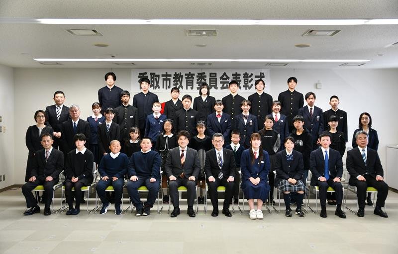 文化やスポーツの大会で活躍し、表彰された受賞者ら＝香取市役所
