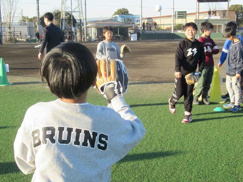 「大谷グローブ」でキャッチボールを楽しむ児童たち＝市川市
