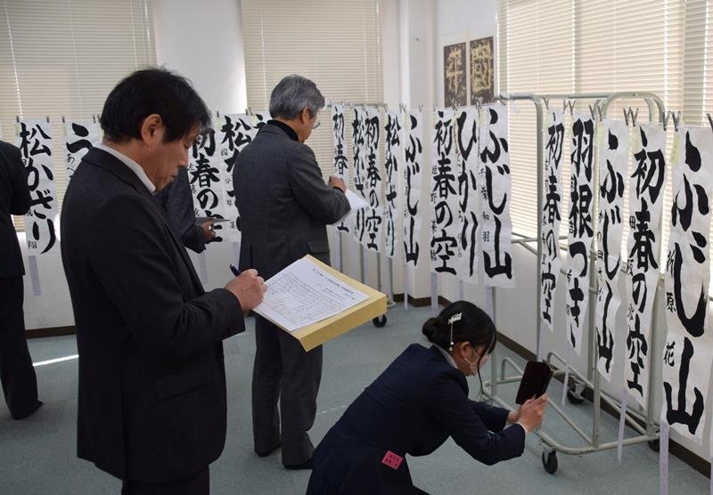 入賞作品を選ぶ審査員＝３日、千葉市中央区
