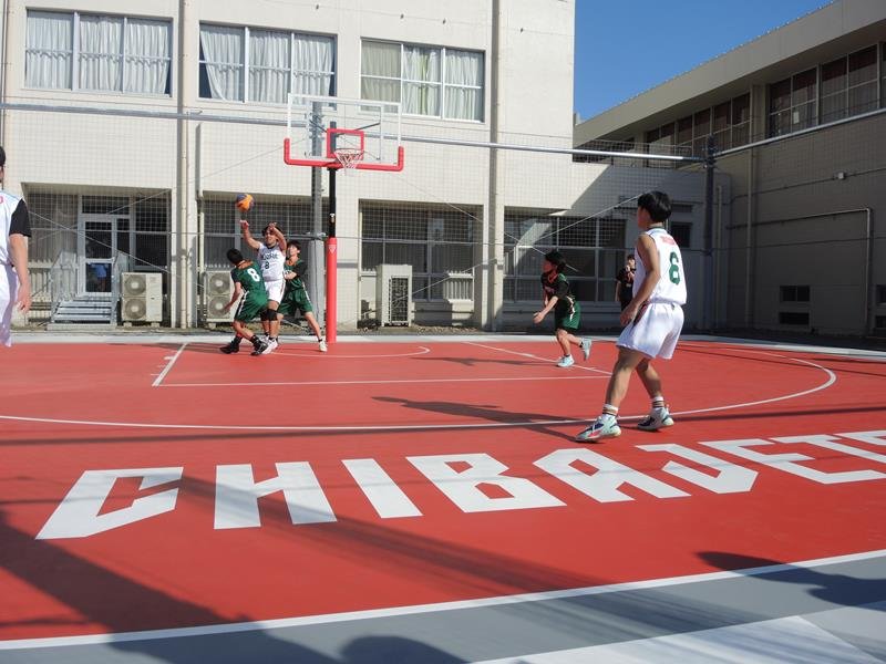 ジェッツがデザインしたコートで「３×３」を実演する「ＨＯＰＥＦＵＬ　ＭＡＴＳＵＤＯ」のメンバーたち＝３日、松戸市
