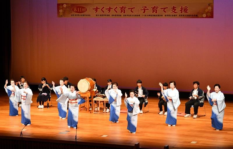 佐原中の郷土芸能部の演奏に合わせて踊りを披露する大河流寛園会メンバー＝香取市佐原文化会館
