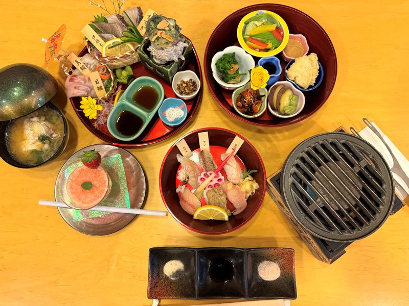 館山炙り海鮮丼の２０２４年度バージョン。盛り付け方や食材は各店舗によって異なる＝館山市