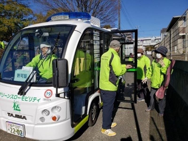 グリスロが導入された松戸市河原塚地域では、グラウンドゴルフの送迎にも活用されている＝２０２２年１１月（松戸市提供）
