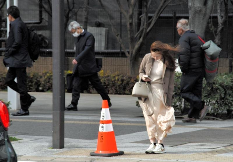 強風の中、信号待ちをする人ら＝１５日午後２時４０分ごろ、千葉市中央区