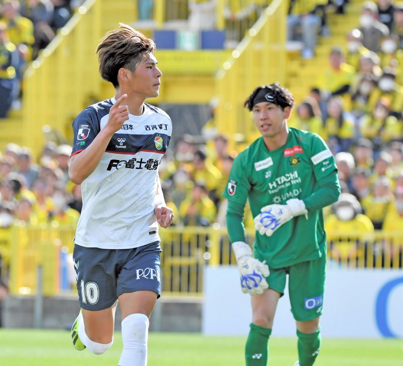 柏―千葉　前半、先制ゴール決めて駆け出す千葉の小森（左）。右は柏のＧＫ松本＝１８日、三協フロンテア柏スタジアム
