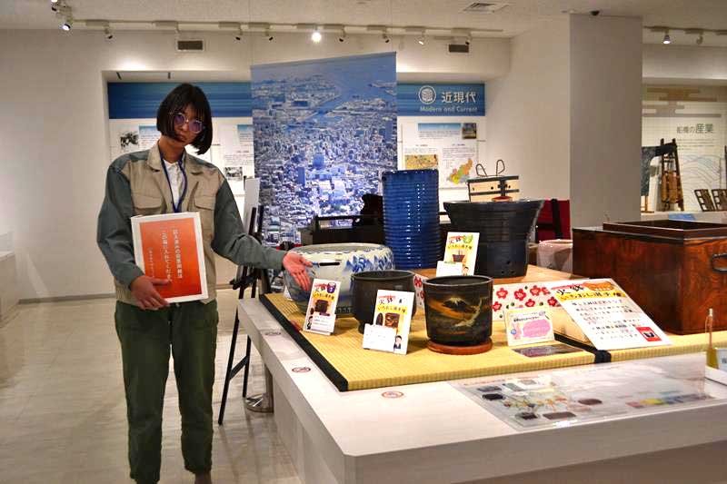 個性的な火鉢が並ぶ人気投票企画＝船橋市郷土資料館