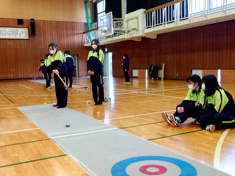 パターリングをデモ体験する生徒たち＝１月、市原市の県立市原高校