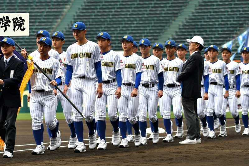 開会式リハーサルで行進する中央学院の選手たち＝１７日、兵庫県西宮市の甲子園球場
