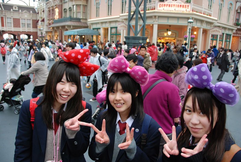 「初めての制服です」という高校生。頭に付けたリボンが、気分を盛り上げる＝３月、浦安市の東京ディズニーランド