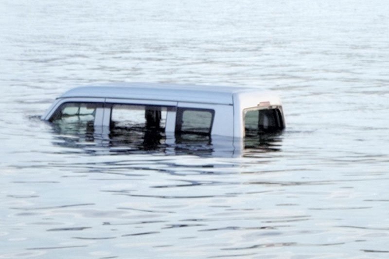 千葉市中央区の千葉ポートタワー近くの海に投棄された被害車両＝昨年７月（県警提供）
