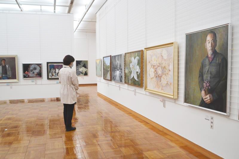 市民芸術家による個性あふれる作品に見入る来場者＝千葉市中央区の市美術館