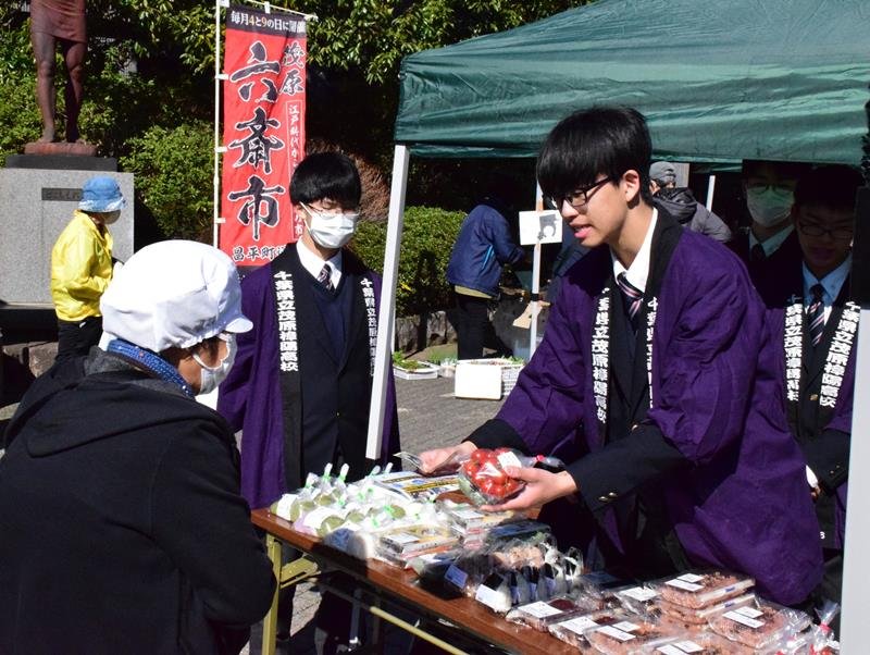 農産物を販売する茂原樟陽高校の生徒たち＝１０日、茂原市
