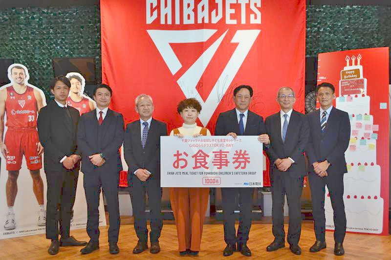 ジェッツの田村社長（左から２人目）らが出席した食事券寄贈式＝１４日、船橋市
