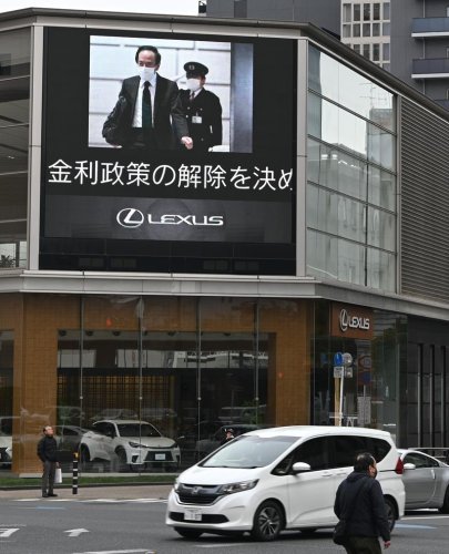 マイナス金利政策の解除を決めたニュースを伝える街頭モニター＝１９日午後、千葉市中央区