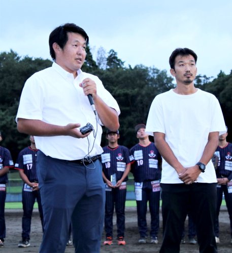 ファンに謝辞を述べる杉山代表（左）と小野真路ゼネラルマネジャー