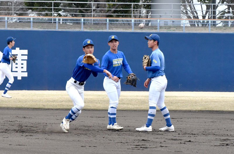 ノックを受ける中央学院の（左から）颯佐、中村ら＝大阪市内
