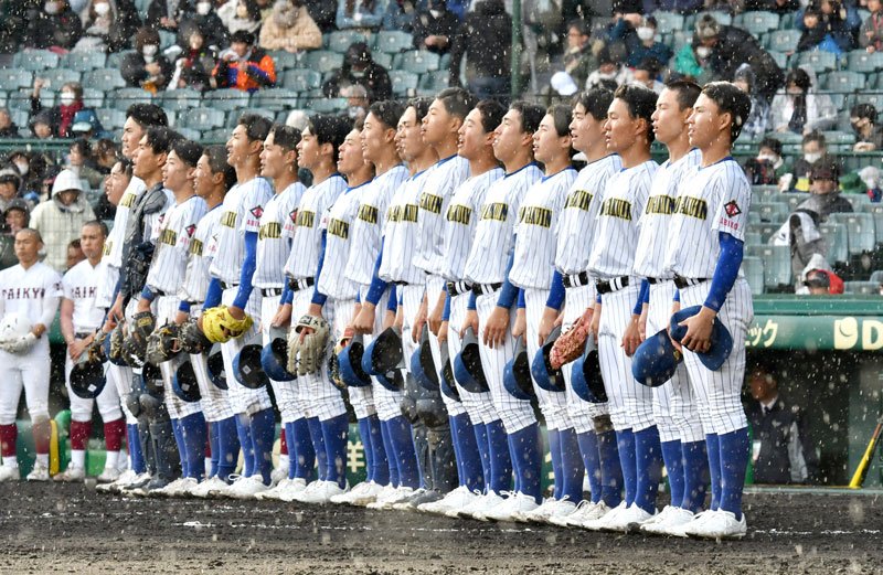 初勝利を飾り、校歌を歌う中央学院ナイン＝甲子園