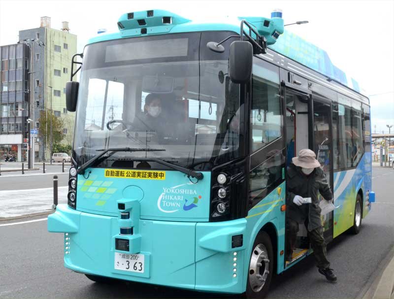 ＪＲ横芝駅のバス停に停車中の自動運転バス。カメラやセンサーが複数取り付けられている＝２月２日、横芝光町