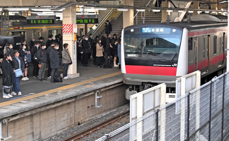 ＪＲ外房線鎌取駅に到着した京葉線各駅停車の車両＝１８日午前７時ごろ、千葉市緑区