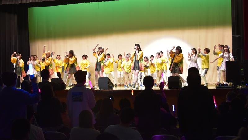 チャリティーライブで歌唱パフォーマンスを披露する落花生娘のメンバーら＝八街市中央公民館
