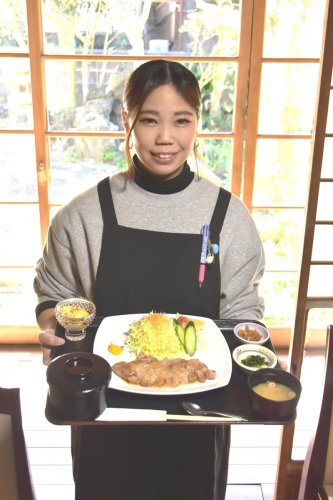 ドラマの主人公が食べた「ブタ肉塩焼き定食」も再現＝いすみ市大原
