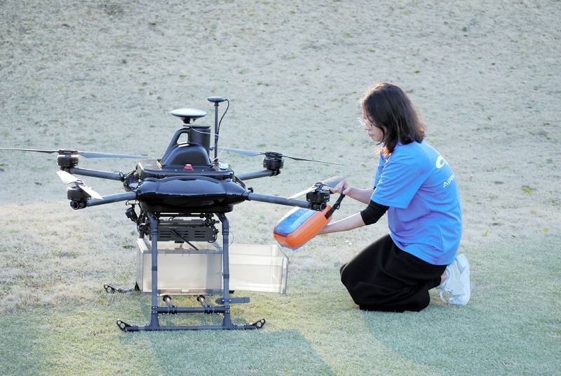 自動運航システムで飛行したドローンがＡＥＤを運んだ＝大網白里市
