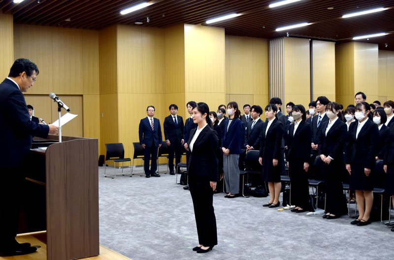 神谷市長（左）から辞令を受け取る新規採用職員＝１日、千葉市役所