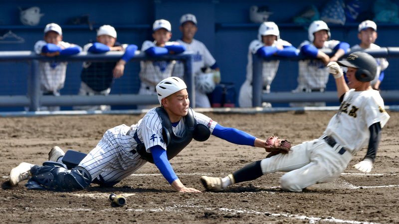 千葉工－敬愛学園　４回表千葉工２死一、二塁、代打宮田の左前打で二走原田が本塁を狙うがタッチアウト。捕手戸田＝県総合ＳＣ