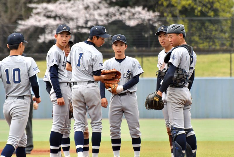 木更津総合─姉崎　８回表、ピンチでマウンドに集まる姉崎の中島（１）ら＝ゼットエー