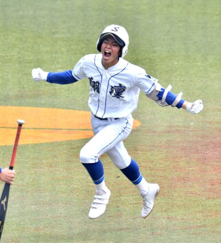 翔凜－天羽・市原緑・君津青葉連合　１回裏翔凜２死二塁、三塁打に敵失が絡み生還し喜ぶ飯田＝ゼットエー