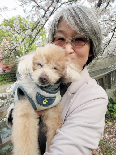 玉田さんとパル。パルのうれしそうな表情が印象的＝市川市
