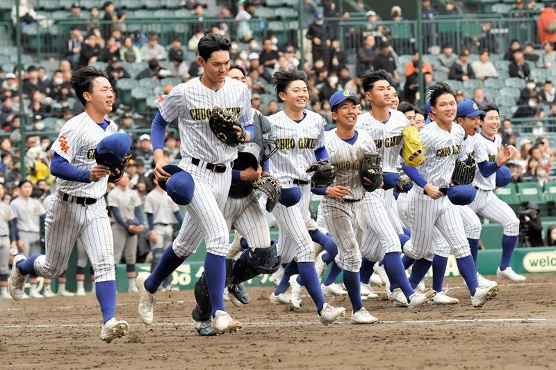 センバツ４強入りを決め、スタンドに駆け出す中央学院の選手たち＝３月２８日、甲子園

