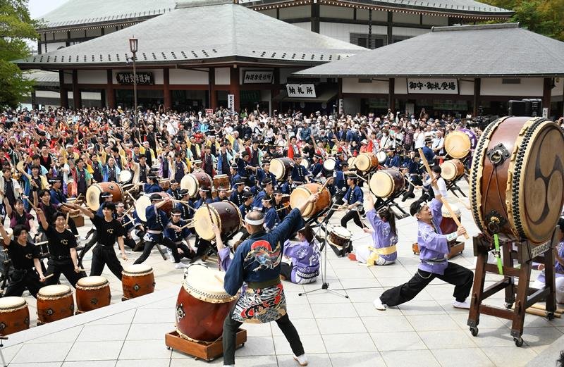 成田太鼓祭が開幕し、成田山新勝寺の大本堂前で約６００人が一斉に打ち鳴らした「千願華太鼓」＝２０日、成田市
