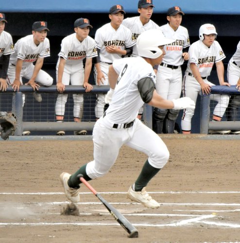 専大松戸－木更津総合　１０回表専松大戸１死二、三塁、決勝の２点打を放った長塚＝県総合ＳＣ