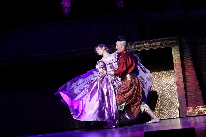 有名な♪「Ｓｈａｌｌ　Ｗｅ　Ｄａｎｃｅ？」を踊る北村一輝（王様）と明日海りお（アンナ）（写真提供＝東宝演劇部）
