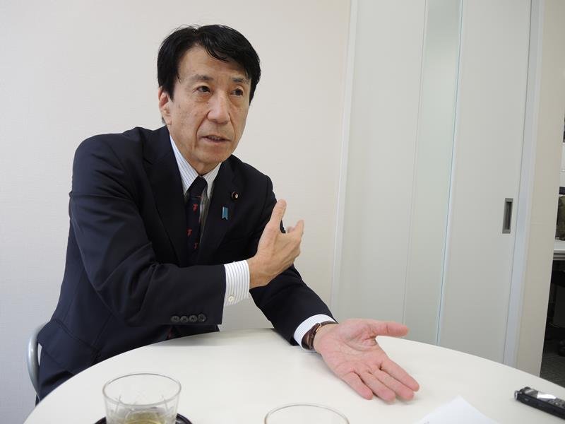 千葉日報社のインタビューに答える斎藤経産相＝２７日、流山市
