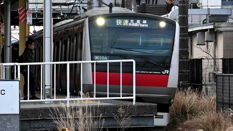 ＪＲ外房線鎌取駅を出発する京葉線の車両＝３月、千葉市緑区