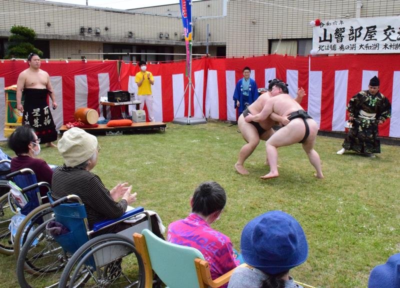 入居者の前で取り組みを披露する力士＝茂原市