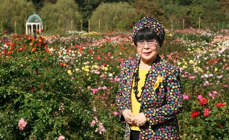 愛のガゼボが建つ庭園を訪れた桂由美さん＝２００９年１０月（京成バラ園提供）
