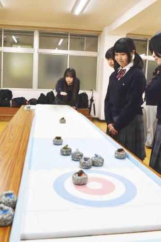 試合形式で練習する千葉聖心高カーレット部＝千葉市中央区
