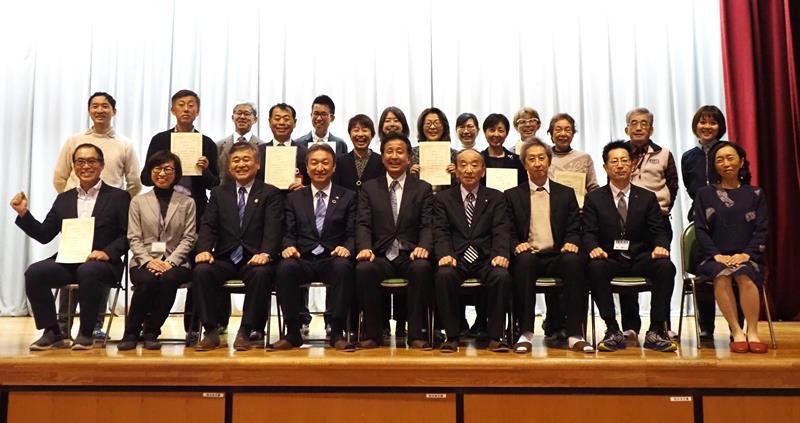 鋸山の魅力発信を目指し、研修を終えた認定ガイドら＝富津市
